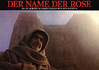 Bruder William, im Hintergrund das Kloster
