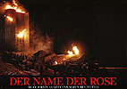 Der Bibliotheksturm und weitere Gebäude in Flammen (Gesamtaufnahme)