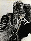 Sean Connery und F. Murray Abraham, im Hintergrund der fast monströs wirkende Bibliotheksturm