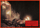 Der Bibliotheksturm und weitere Gebäude des Klosters in Flammen