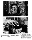 2 Bilder: Bruder William schaut durch die Klappe einer Türe / Bernardo Gui verläßt mit Gefolgschaft ein Gebäude der Abtei