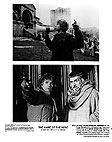 2 Bilder: Regisseur Jean-Jacques Annaud gibt per Megaphon Regie-Anweisungen / Jean-Jacques Annaud zeigt Sean Connery etwas, welcher seinerseits der Kälte wegen seinen kahl geschorenen Kopf bedeckt hat
