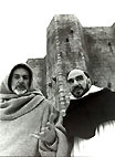 Sean Connery und Murray F. Abraham alias Bernardo Gui vor der monströs wirkenden Abtei