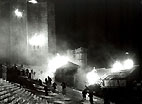 Die Abtei steht in Flammen, Menschen stürmen nach draußen