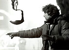 Jean-Jacques Annaud "regiert" (französische Ausspracheweise) vor einem nicht näher zu identifizierenden, von der Decke hängenden Gegenstand