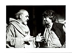 Sean Connery (gestikulierend) im Gespräch mit einem entspannt wirkenden, lachenden Jean-Jacques Annaud